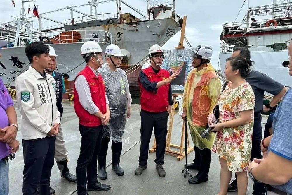 山陀兒防颱整備！陳其邁視察前鎮漁港　協助外籍漁工避風安置