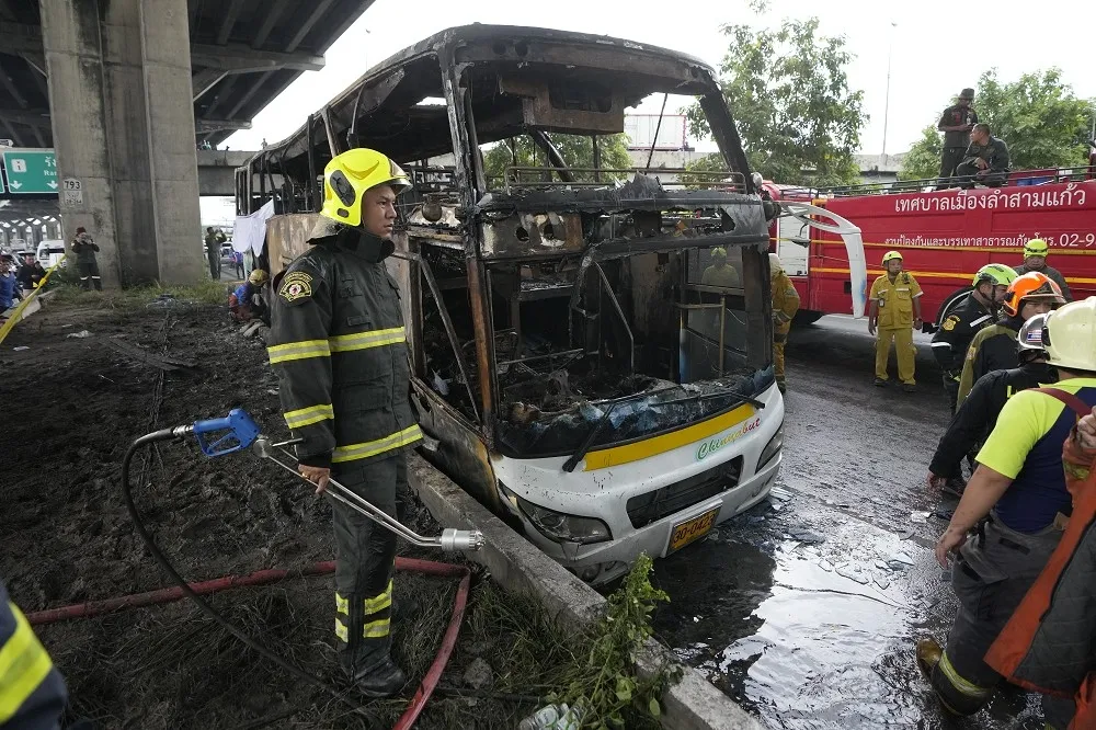 【有片】曼谷學校出遊火燒車　20中小學生、3教師恐已葬身火海