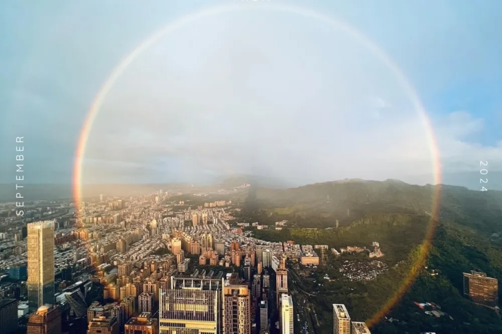 台北天空出現「圓形彩虹」　101超美視角網直呼：老天爺的藝術