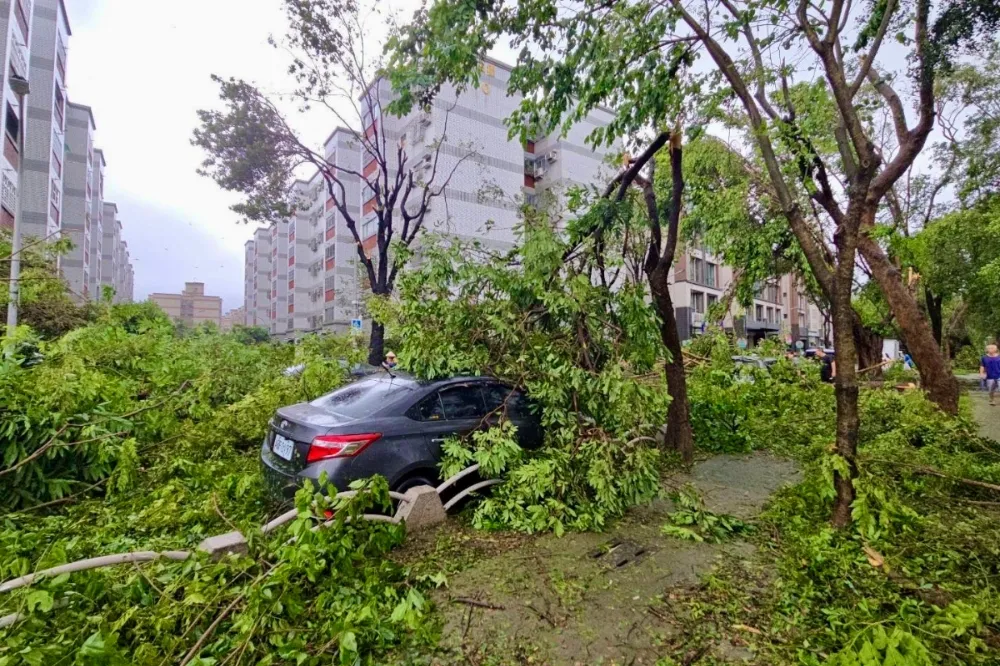山陀兒太狂！高雄颱風天25人跌倒送醫　高醫急診推床滿載