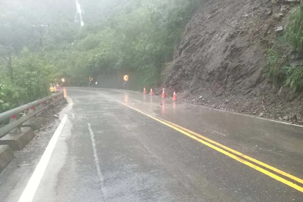 台9線南迴公路443K邊坡坍方　公路局颱風天冒風雨搶通成功