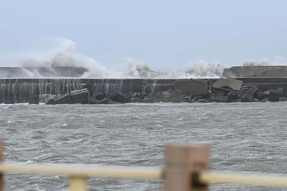 山陀兒來襲遇大潮　桃園永安漁港20米堤防崩塌緊急封閉