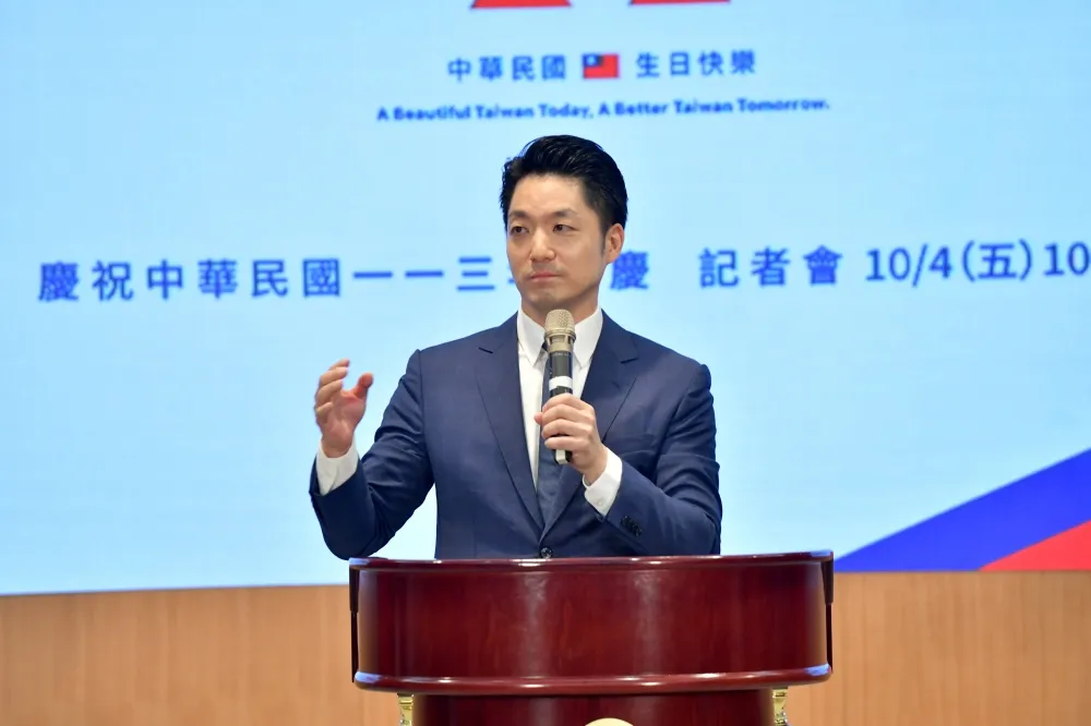 蔣萬安出席國慶記者會吸引人潮　韓國瑜虧：長得帥果然占便宜