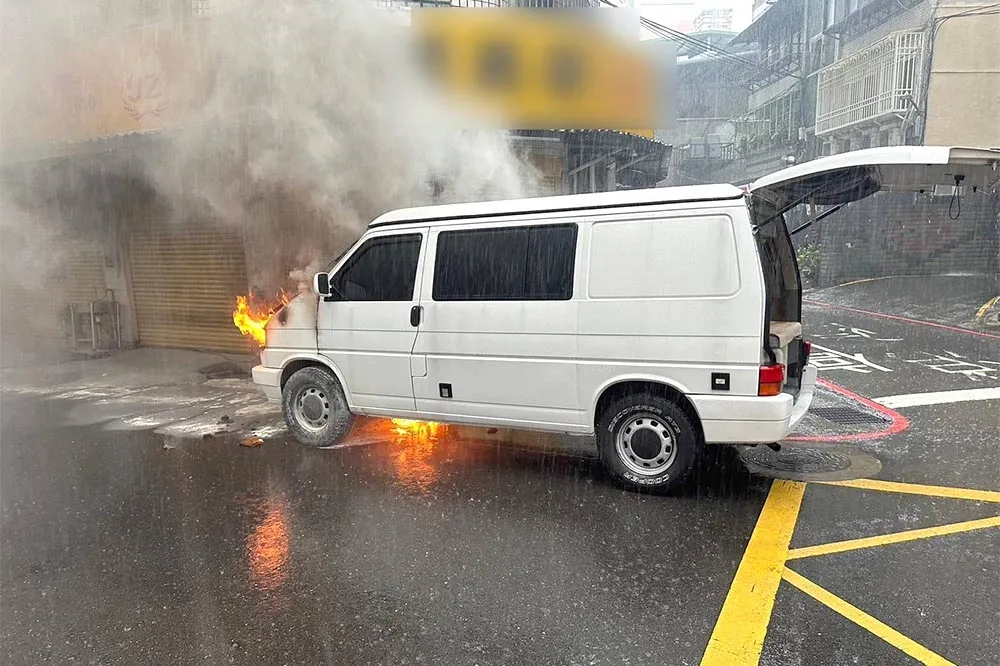 鳳小岳改裝露營車開一開底盤突燃起火　與老婆一起逃下車