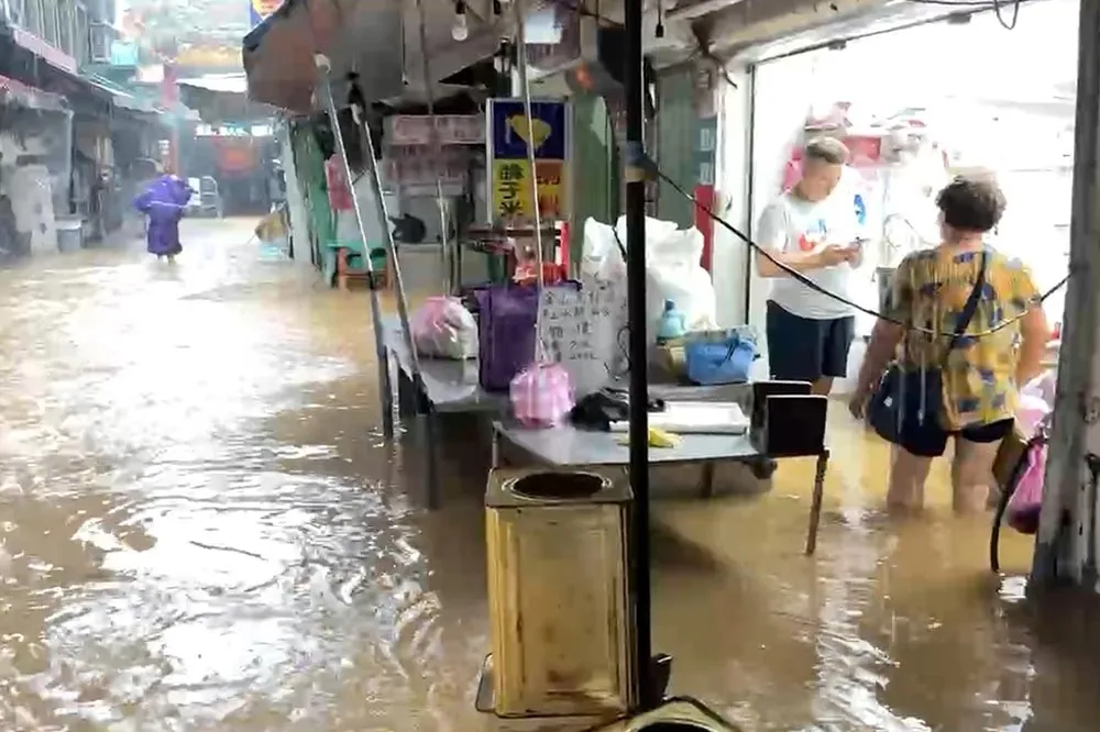 基隆北海岸大豪雨又淹水　金山市場淹到膝蓋、三芝萬里溪水暴漲