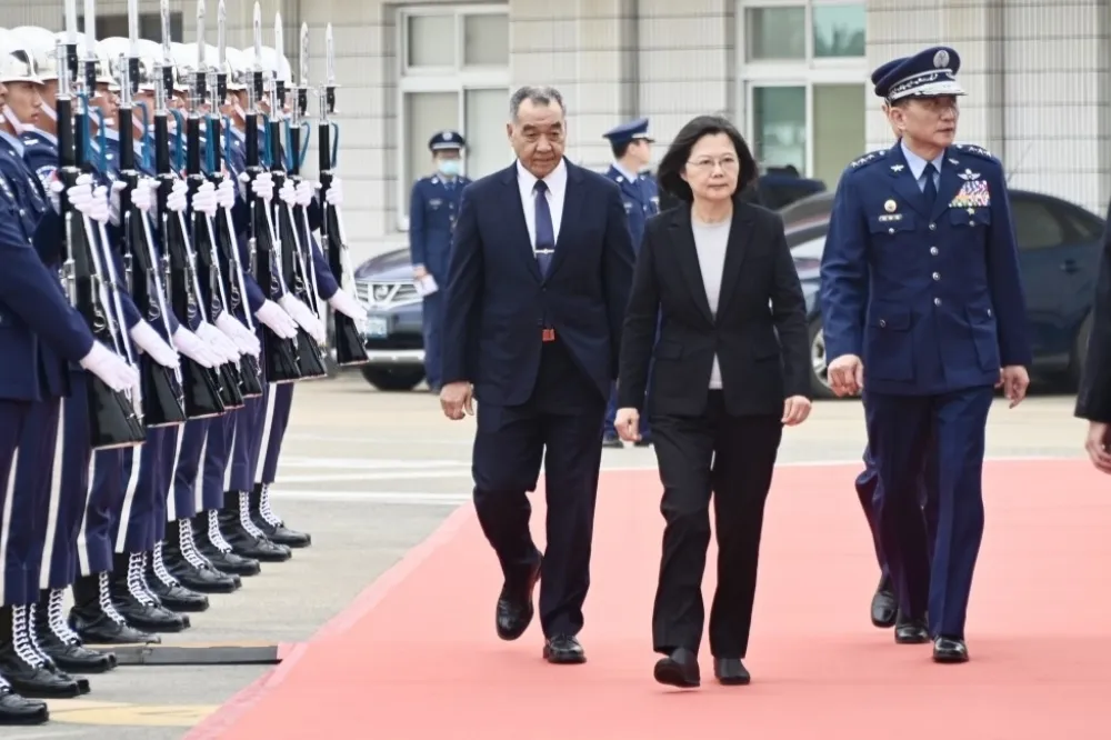【立威vs.立德】誰說穿裙子不能當三軍統帥　蔡英文與軍方飆人又交心