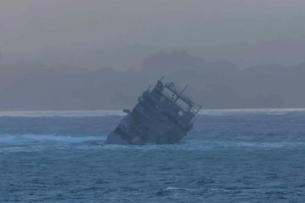 【有片】紐西蘭5700噸軍艦起火沉沒　艦上75人安全撤離