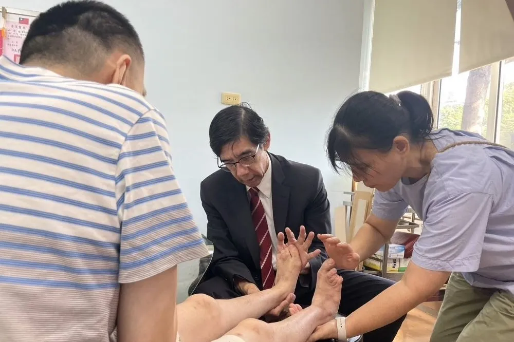 協助瑪利亞基金會身心障礙者  骨科醫師李光申提供專業照護建議