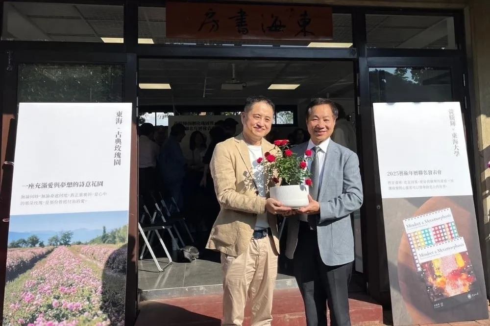 藝術家黃騰輝攜手東海大學發表2025聯名年曆  捐贈玫瑰園為母校慶生