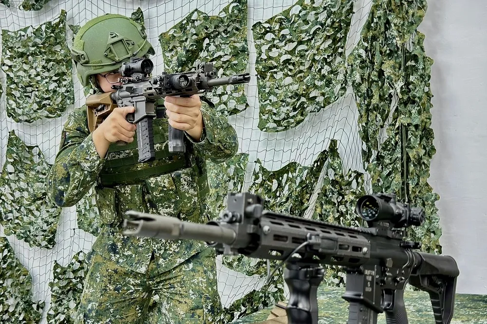 國造T112新戰鬥步槍亮相　新式抗彈板可抵禦解放軍5.8公厘鋼心彈  