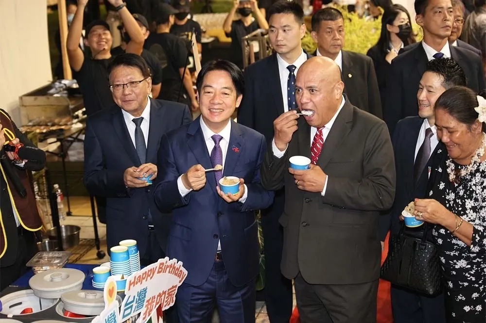 【國慶晚會】吐瓦魯總理大啖香腸　賴清德獻上紅蟳米糕祝壽