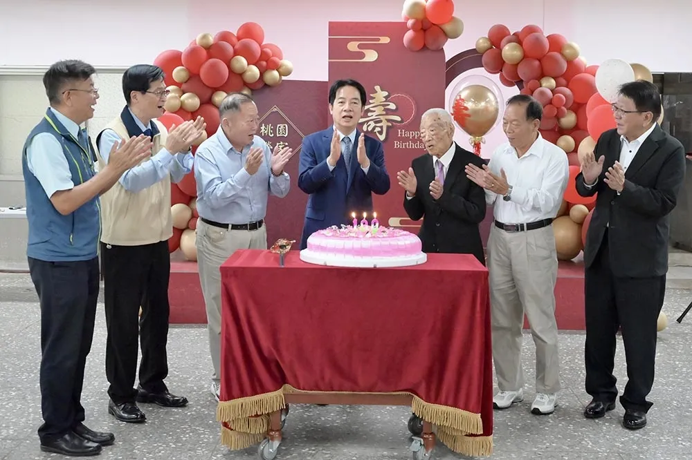 賴清德重陽節視導桃園榮家　與榮民慶生同樂