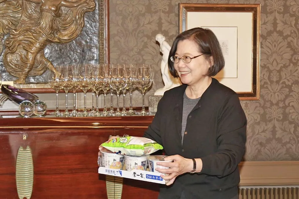 蔡英文出訪捷克先見留學生　親手送上「台灣味大禮包」