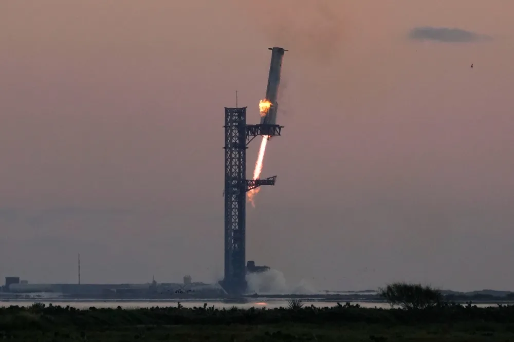 【有片】史無前例的回收　SpaceX星艦發射塔成功「捕捉」助推器