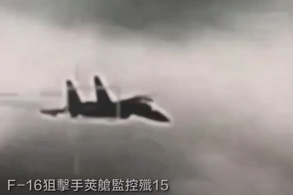  【實戰片】銳鳶無人機監控解放軍617艦　F-16狙擊手萊艙鎖定殲15