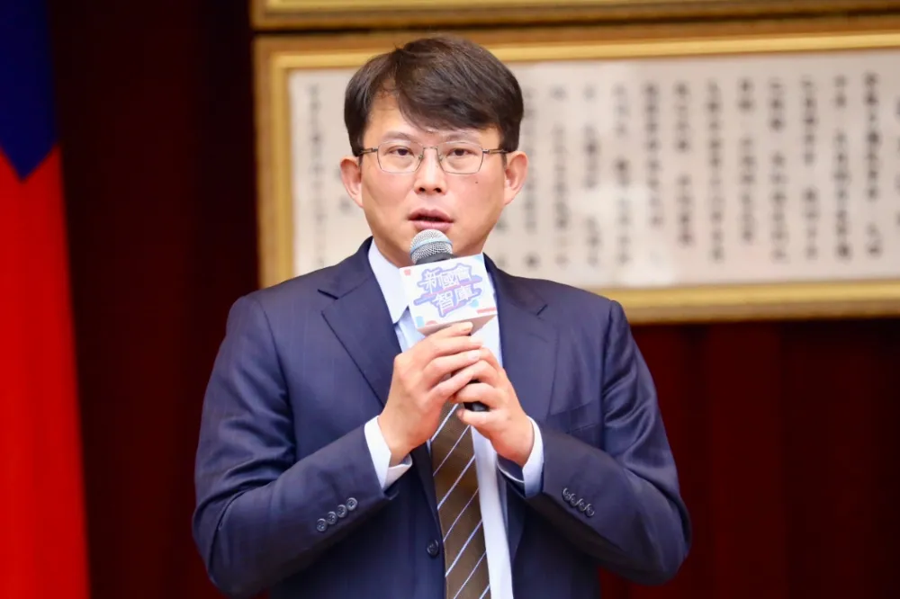 卓榮泰指增加預算是違憲　黃國昌反嗆：拿2011年老農津貼調漲