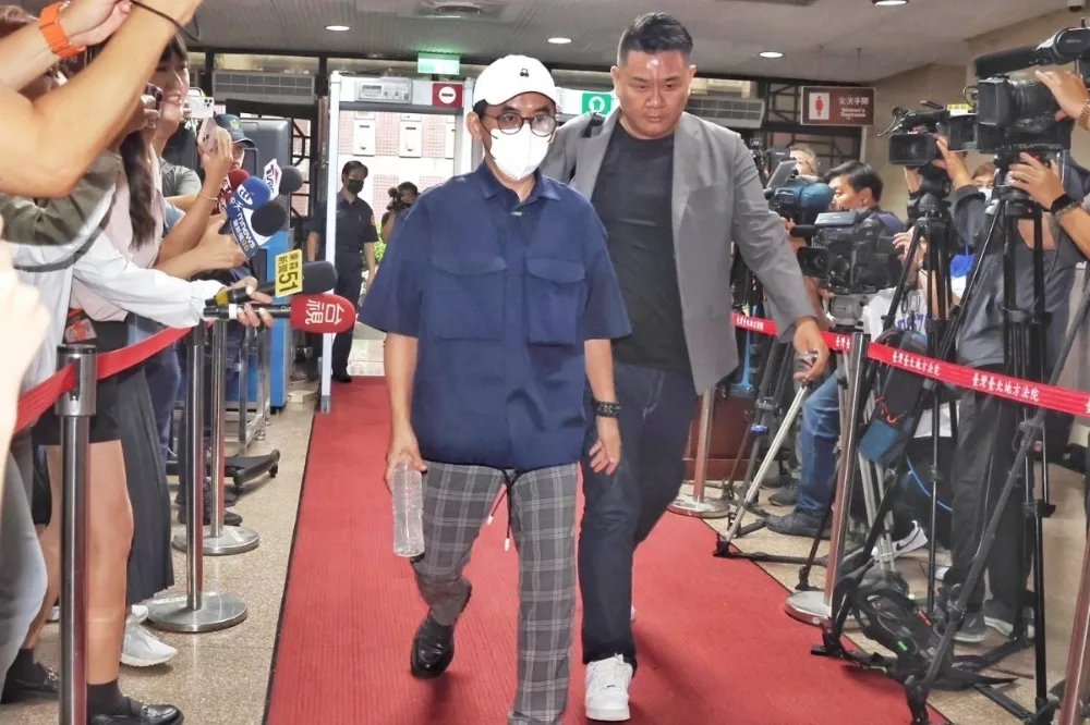 黃子佼持40多部未成年影像堅不認罪　檢方當庭求刑7到9月「建議坐牢」