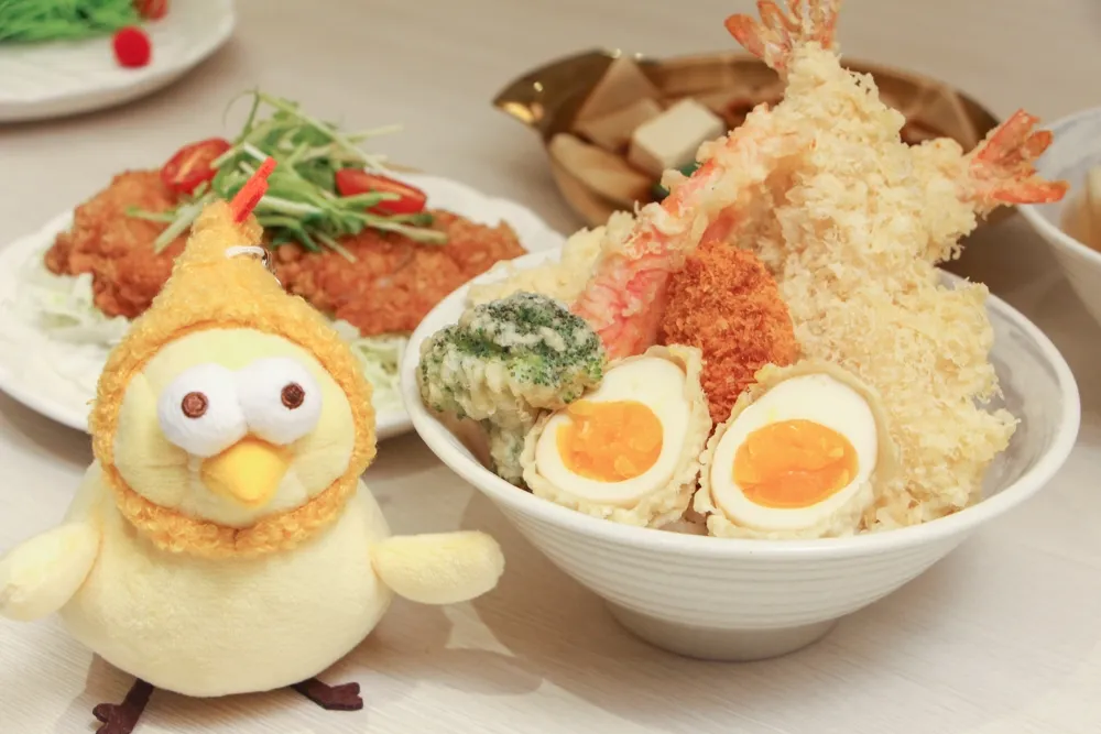 【有片】定食 8 與 YTR「床編故事」合作！炸蝦小雞汁玩偶必收　秋冬菜單登場、加碼萬聖節限定餐點