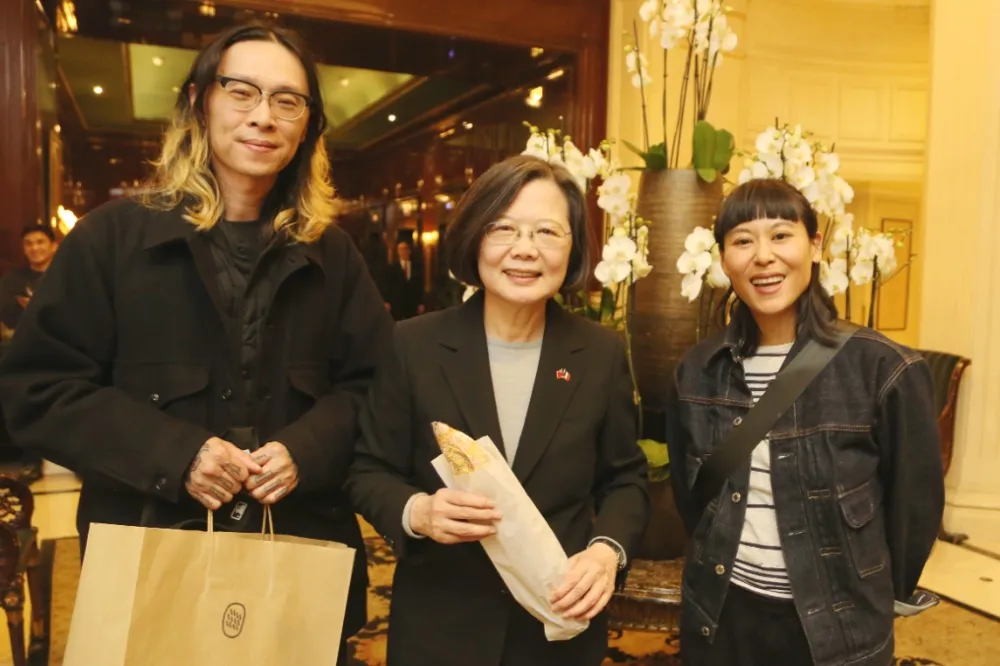 蔡英文訪法國巴黎遇鄉親　台灣創業夫妻帶地瓜可頌探班