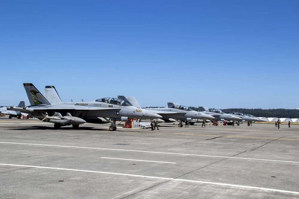 【有片】美國海軍尋獲墜毀EA-18G殘骸　機上2飛官下落不明