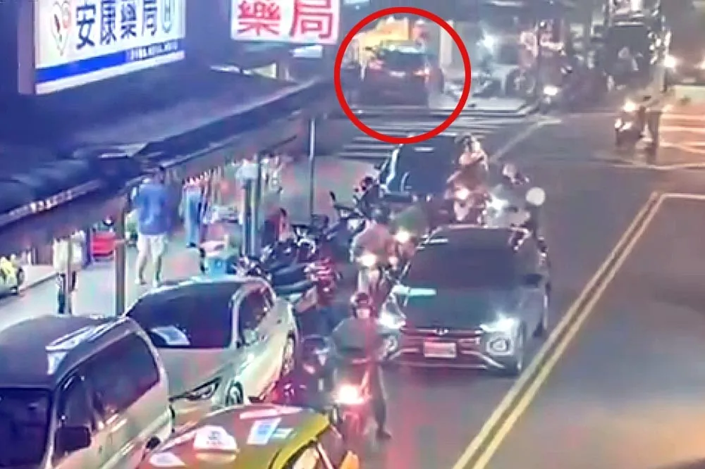 【有片】15歲少年偷開外公車暴衝　蛇行撞進小吃店釀３死畫面曝光