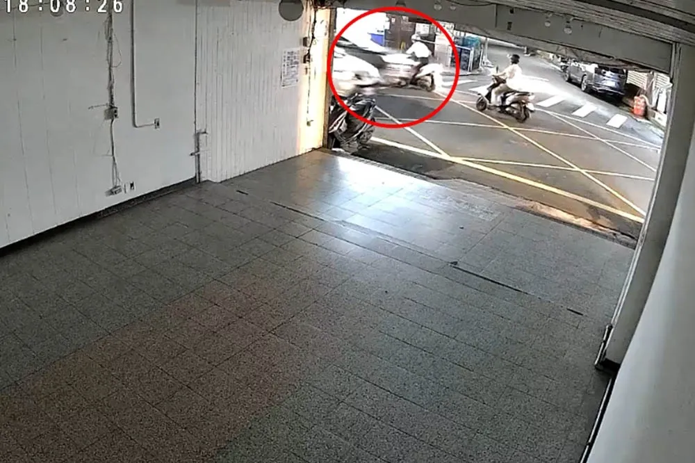 【有片】少年偷開車暴衝釀3死　先撞上機車「可怕巨響」另一角度影像曝光
