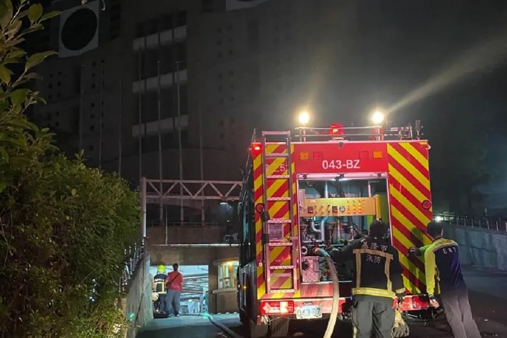 基隆市議會「鍋爐爆炸」濃煙悶燒　消防灌救無人受困