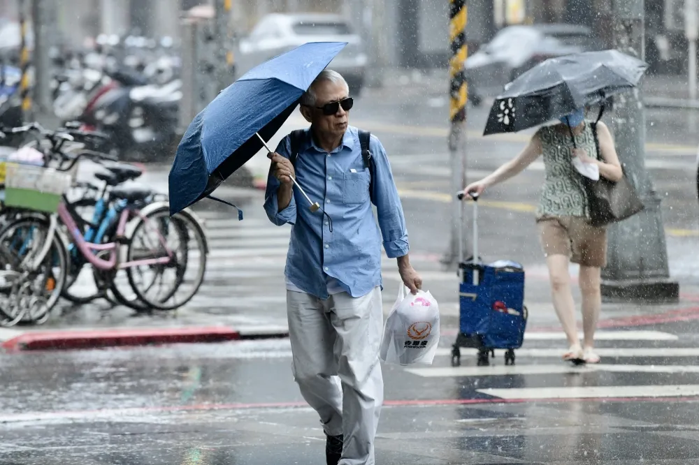 下周恐有秋颱！專家預估侵台機率　迎風面將有明顯雨勢