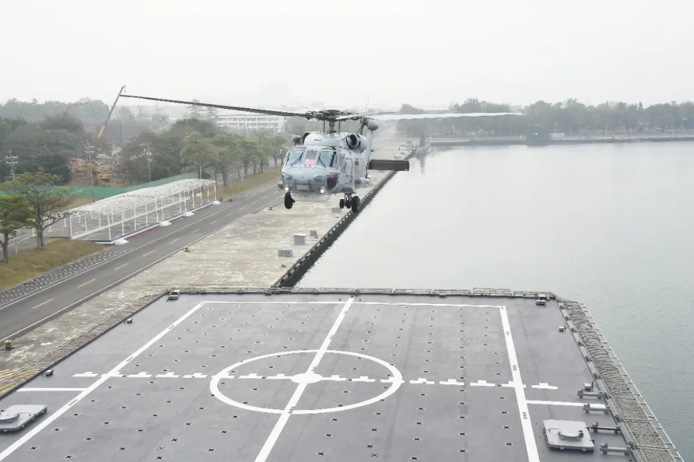 預防中國下次軍演？　海軍反潛直升機罕見起降綠島