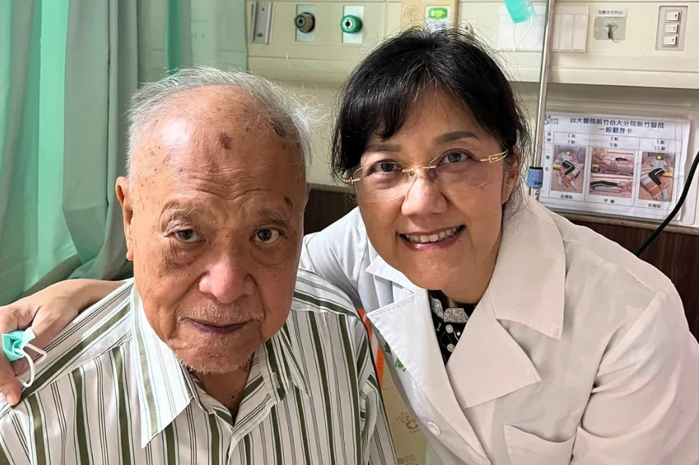 柯爸轉加護病房不知柯文哲被收押　柯媽泣不成聲喊別再問了