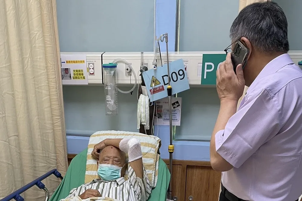 柯文哲赴台大醫院見病危「柯爸」　民眾黨：交律師申請戒護探視