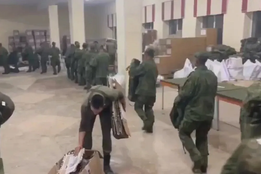 畫面曝光！北韓軍援俄羅斯　士兵排隊領軍裝還填尺寸表