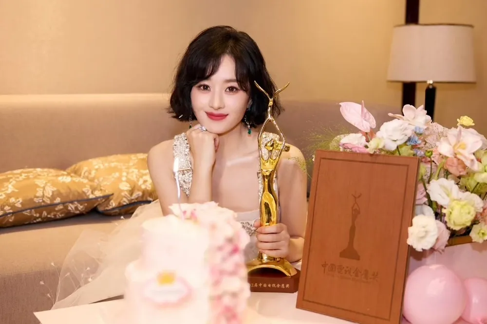 趙麗穎身穿高訂白紗禮服二度奪金鷹獎美翻　她帶兒子吃飯「這畫面」母愛爆棚