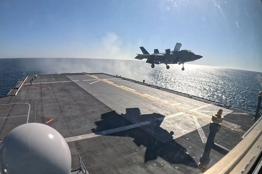 F-35戰機首度降落日艦　加賀號升格航母邁開第一步