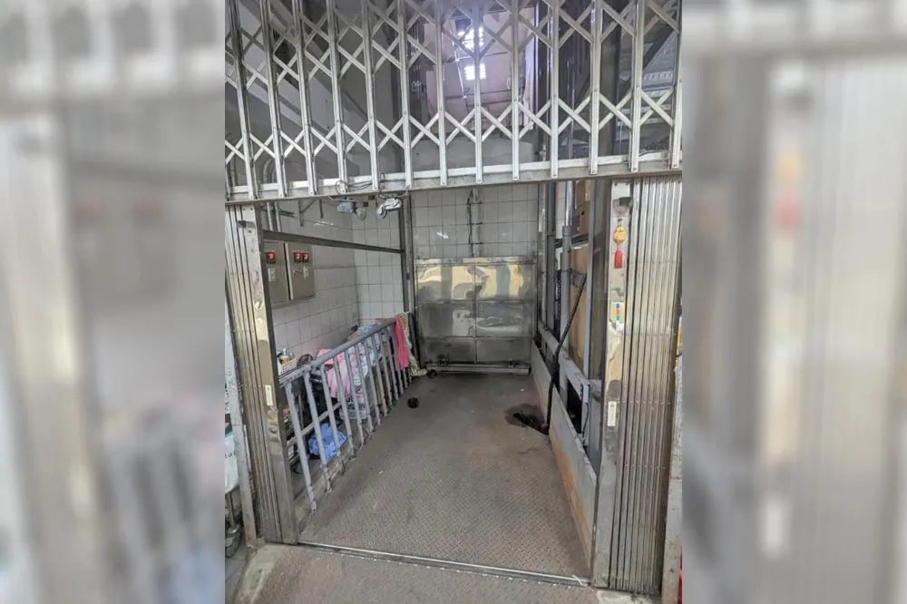 板殯貨梯鋼索斷裂宛如「大怒神」　 3人推遺體急墜1人斷腿變形