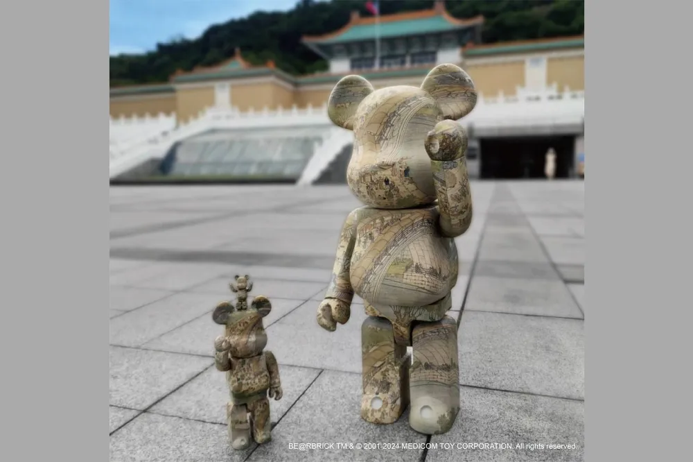 台隆手創館限定門市販售！1000%「BE@RBRICK × 清明上河圖」故宮聯名庫柏力克熊　加碼抽 48 代盲盒