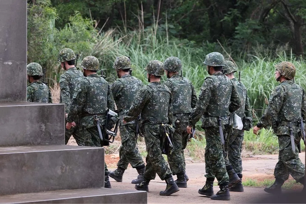 天道盟利誘國軍「揮舞五星旗拍投降片」　國防部：依法究辦、絕不寬縱