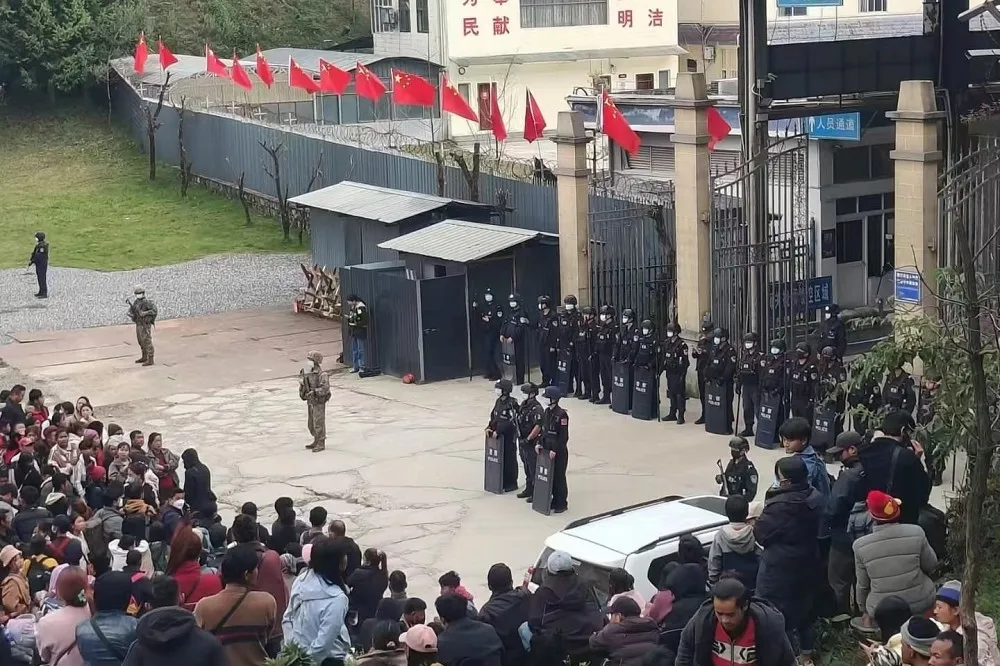 【有片】大批緬甸民眾逃避戰火聚集邊境口岸　中國軍警荷槍實彈阻止入境　