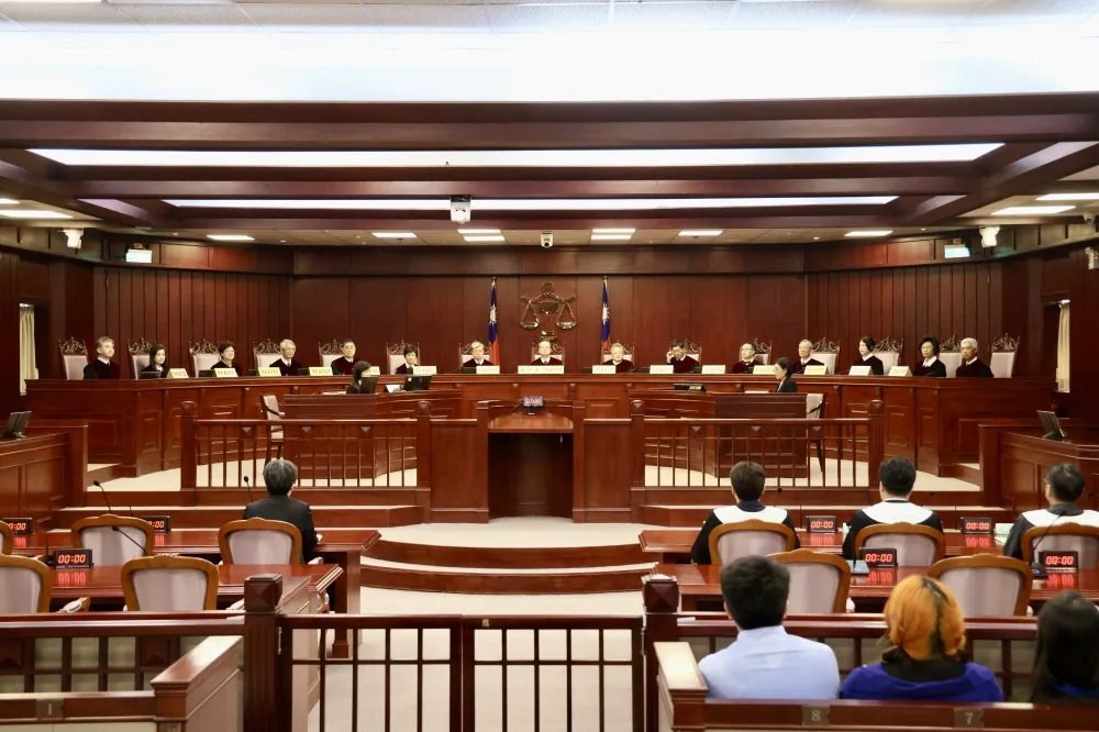 【質詢權行使】以問答問不構成反質詢　「被質詢者不能拒答、缺席」判違憲
