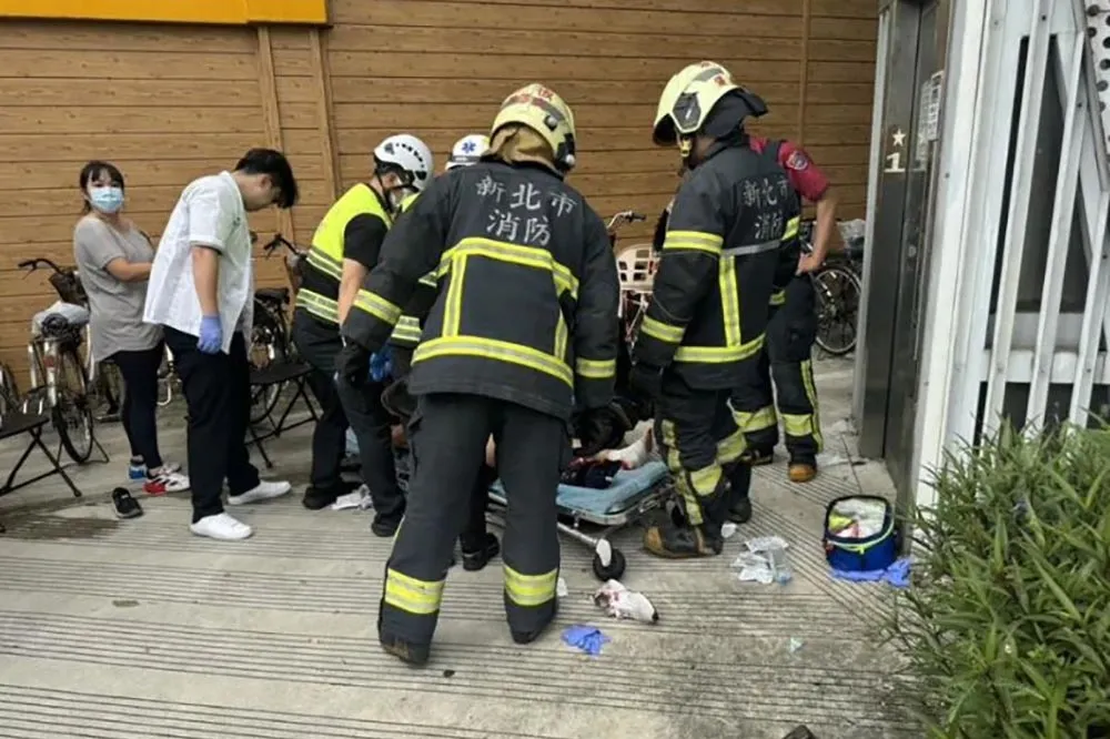 府中站捷運旁電梯無預警墜落　2人受傷送醫　