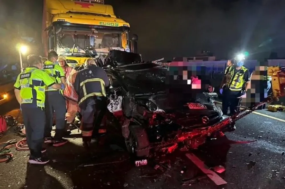 國道3號南下新竹香山段　中油車等6車連環撞至少2命危