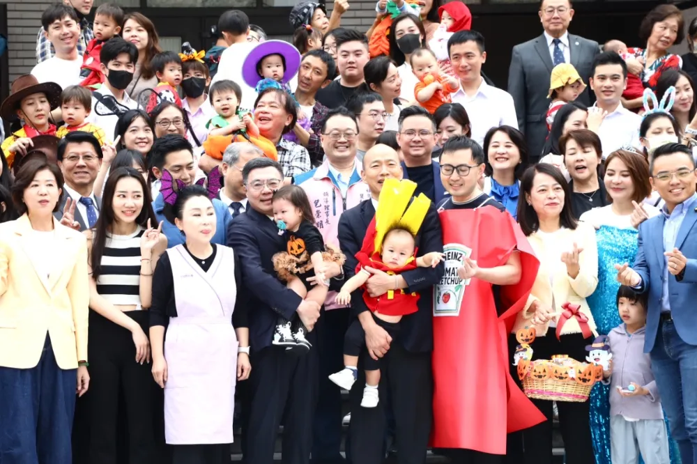 太可愛！被韓國瑜抱的薯條萌娃身份曝光　原來是「他」兒子