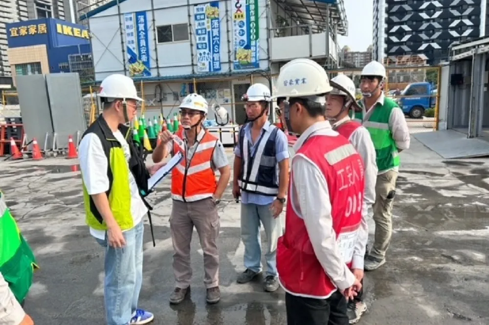 康芮颱風來襲全面提升防颱　高雄工務局巡查建築工程