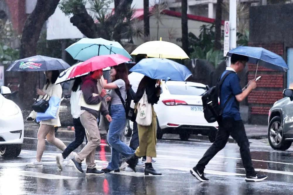 【注意防颱】強颱康芮最快中午登陸　氣象署發布豪雨特報