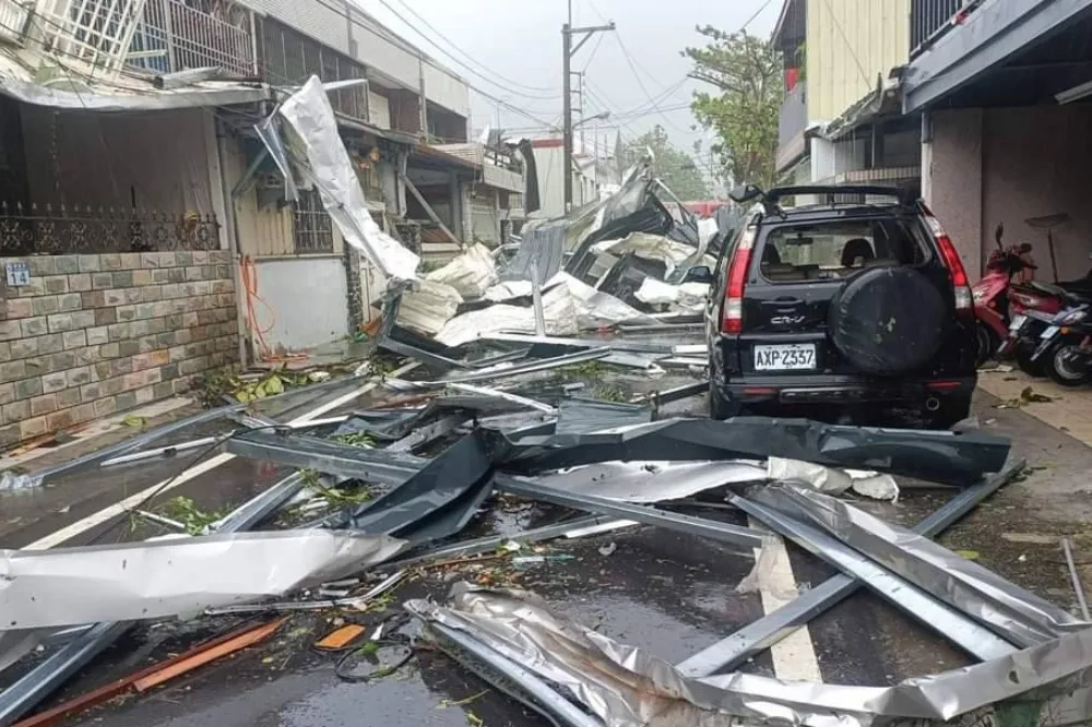這是龍捲風現場？　花蓮屋頂鐵皮刷一排、電線桿被拔、鐵窗險吹跑
