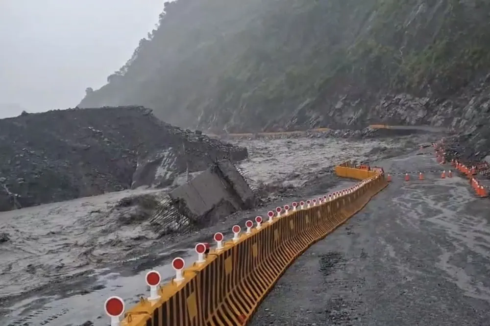 蘭陽大橋暫不封閉　南橫明霸克露橋河床便道流失百米