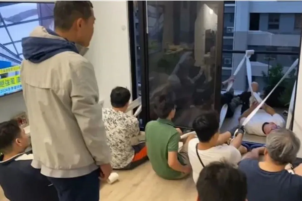 住戶vs康芮肉搏戰！竹北豪宅玻璃陽台險被吹走　數10居民使出奶力沒人敢放手