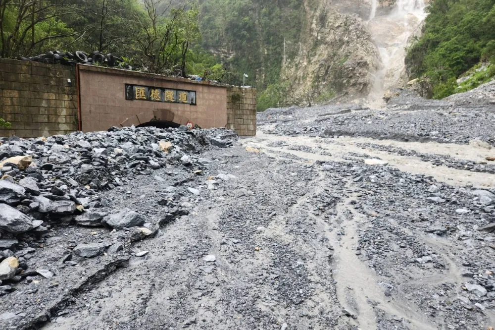 蘇花匯德隧道口遭土石淹沒！驚悚畫面曝光　拚明中午搶通