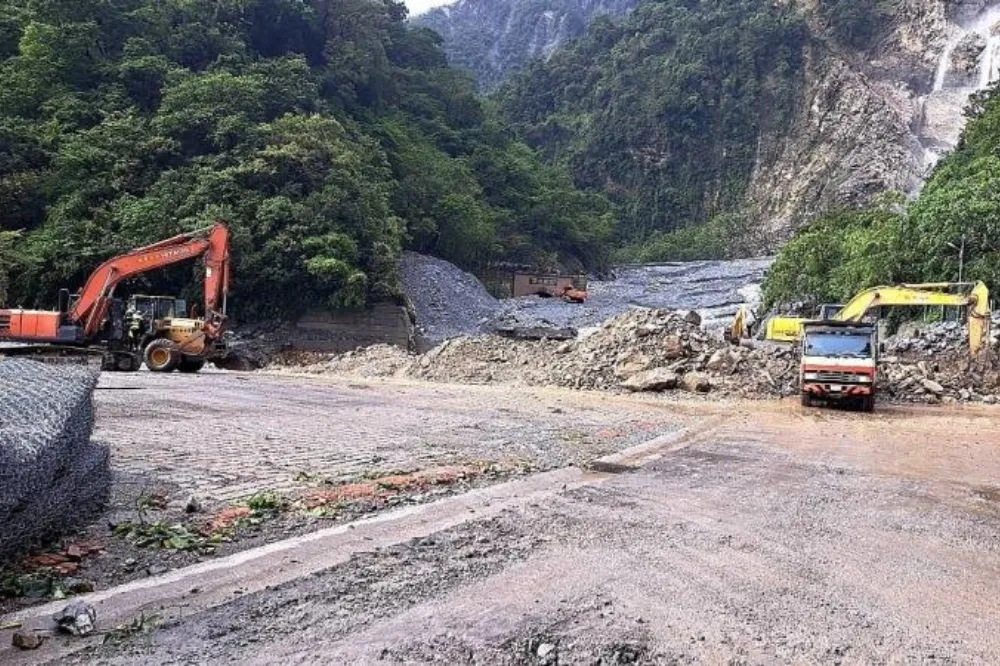 花蓮鐵公路中斷如同孤島　政府啟動陸海空接駁疏運
