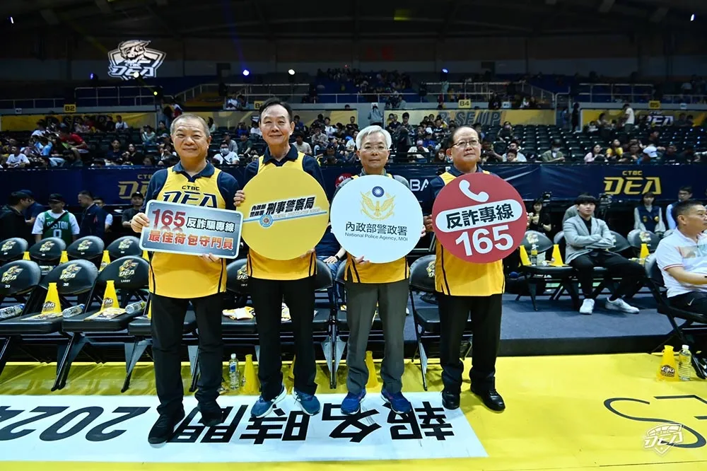 中信特攻攜手警政署、刑事局、新北警局宣導反詐　騎警及警犬隊助陣